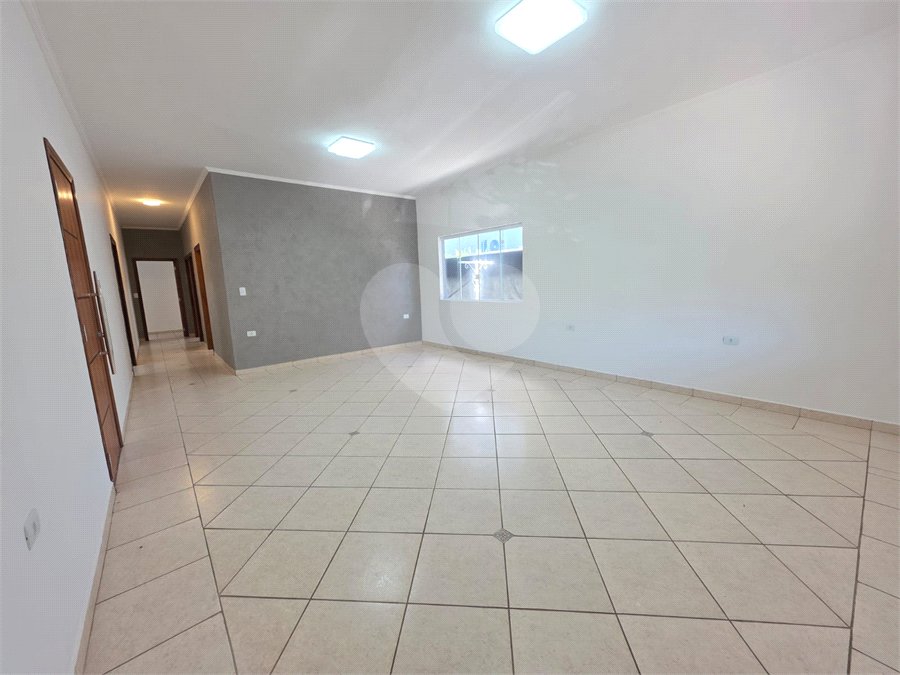 Casa à venda com 3 quartos, sendo 1 suíte, no condomínio Residencial Jardim das Palmeiras, Vinhedo - SP