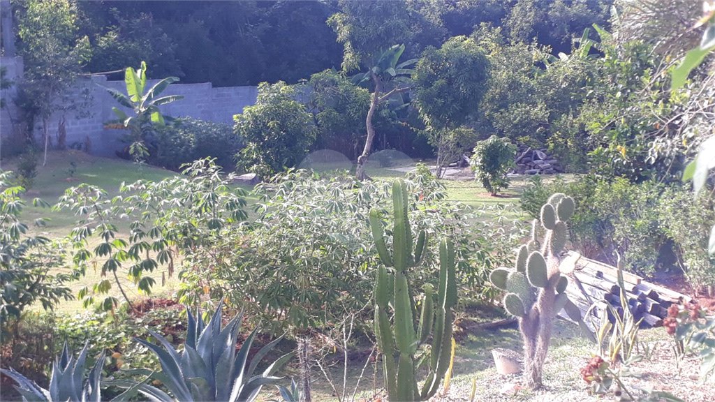 Casa à venda com 5 quartos, sendo 1 suíte, no condomínio Village da Serra, Araçoiaba da Serra - SP