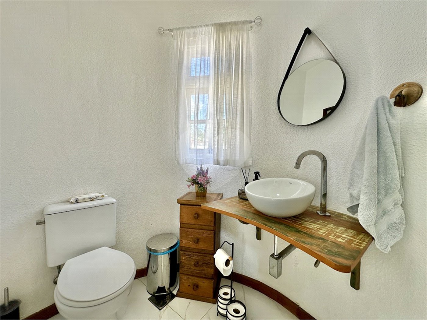 Casa à venda com 4 quartos, sendo 2 suítes,  no condomínio Granja Vianna II, Cotia - SP
