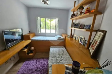 Casa à venda com 3 quartos, sendo 2 suítes, no condomínio Vila Borghese, São Paulo - SP