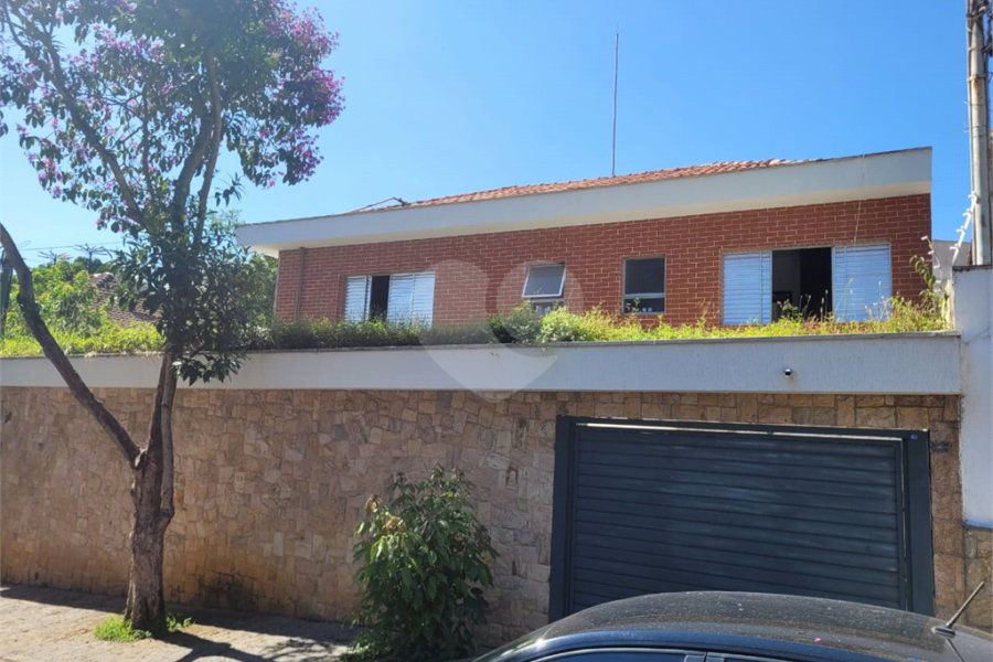 Sobrado com 14 metros de frente , na Região do Jardim Guapira , próximo ao Clube Guapira com 5 dormitórios, sendo 3 suíte com armários embutidos ,banheiro social, Sala para 2 ambientes, escritório com banheiro .cozinha ampla com armários, área de serviço ,dispensa, quintal com banheiro externo c
