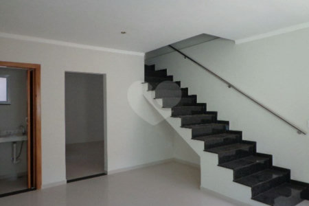 Sobrado à venda com 3 quartos, sendo 1 suíte, em Vila Vitório Mazzei, São Paulo, SP
