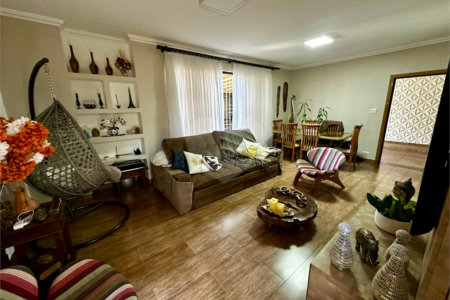 Casa com Piscina e Churrasqueira | 2 Suítes | Edícula | 3 Vagas | 275m²