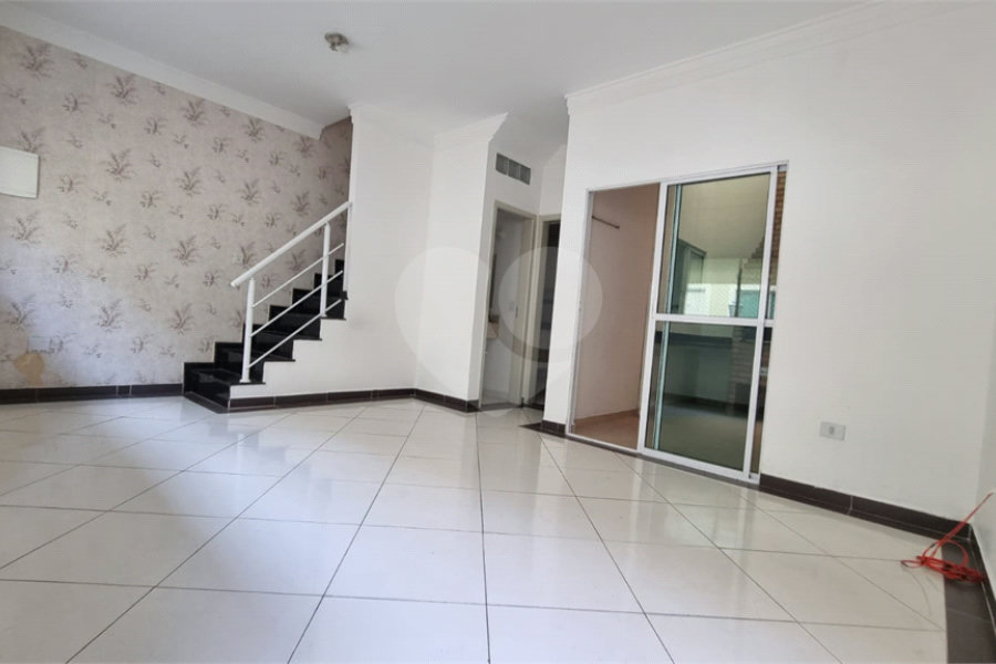 Casa à venda com 3 quartos, sendo 1 suíte,  no condomínio Rafaela I, São Paulo - SP