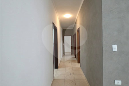 Casa à venda com 3 quartos, sendo 1 suíte, no condomínio Residencial Jardim das Palmeiras, Vinhedo - SP
