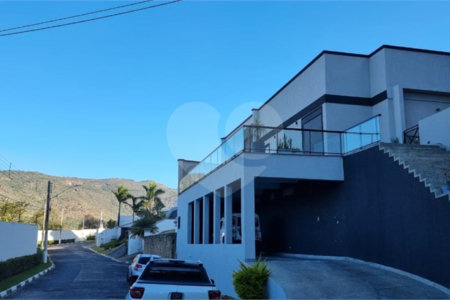 Casa à venda com 4 suítes no condomínio Osato, Atibaia - SP