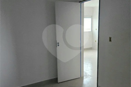 Apartamento com 48m², distribuídos em 2 dormitórios, sala, cozinha e 1 banheiro.
