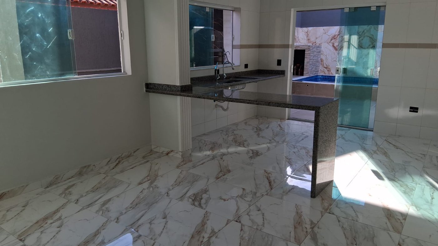 Casa à venda com piscina em Itanhaém