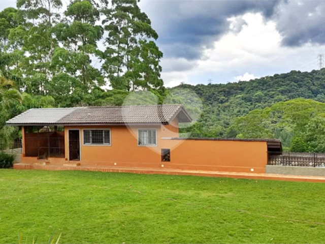 Casa à venda com 8 quartos, sendo 4 suítes,  em Roseira, Mairiporã, SP