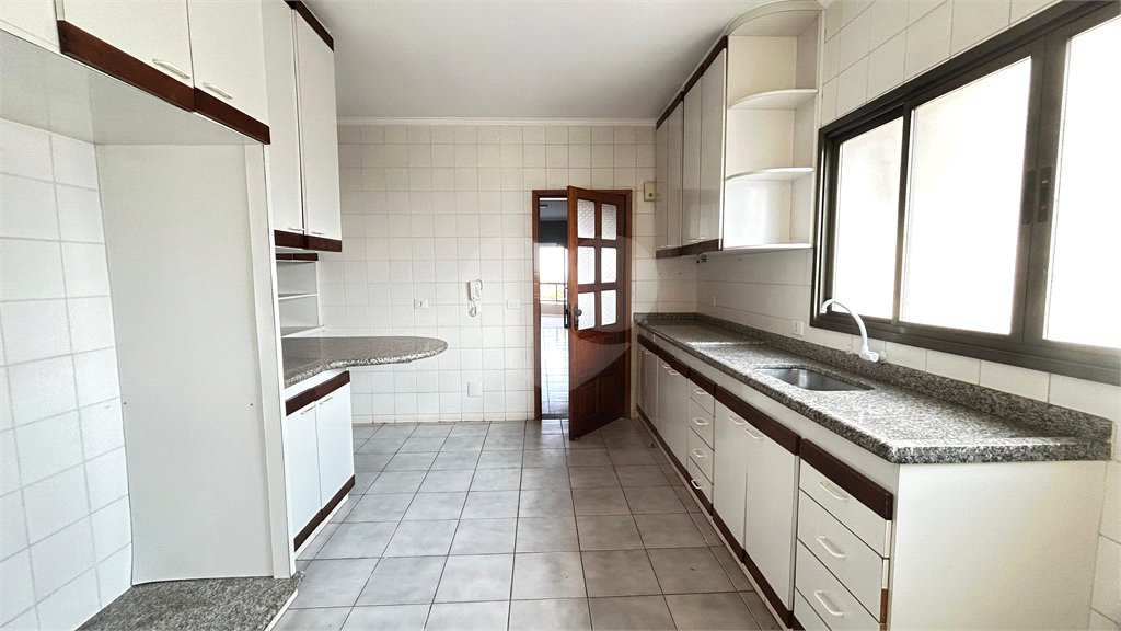 Apartamento à venda com 3 quartos, sendo 1 suíte, no Centro, Três Lagoas, MS