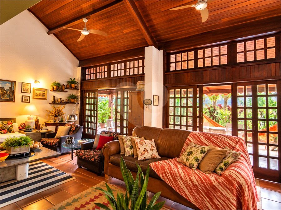 CASA DE ALTO PADRÃO A VENDA NA PRAIA DO GUAECÁ
