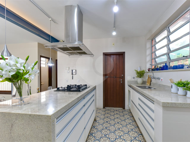Casa Térrea à venda com 4 quartos, sendo 2 suítes,  em Alto da Boa Vista, São Paulo, SP