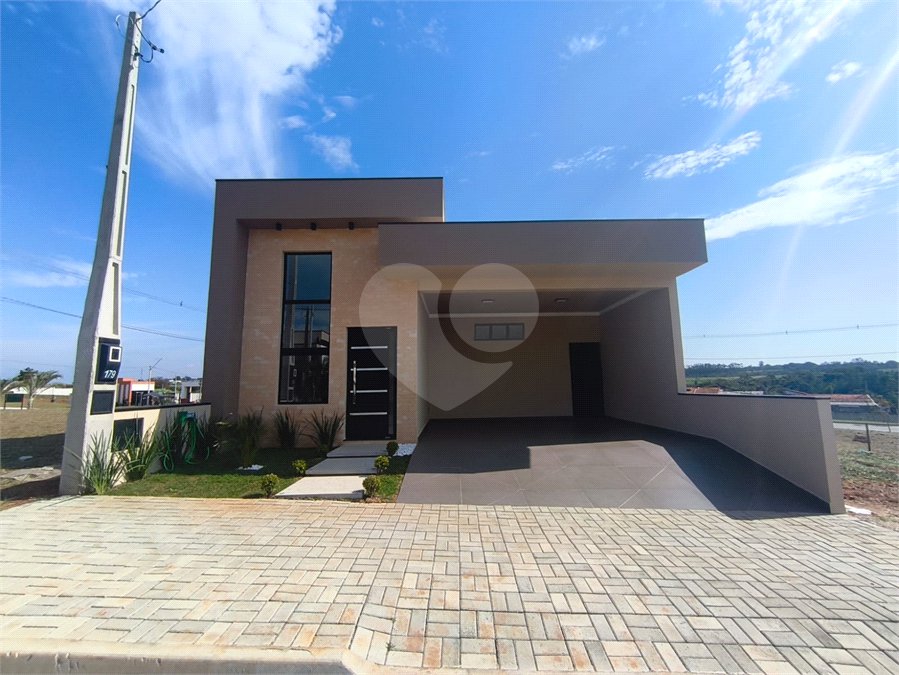Casa à venda com 3 quartos, sendo 2 suítes, no condomínio Tivolli, Itapetininga - SP