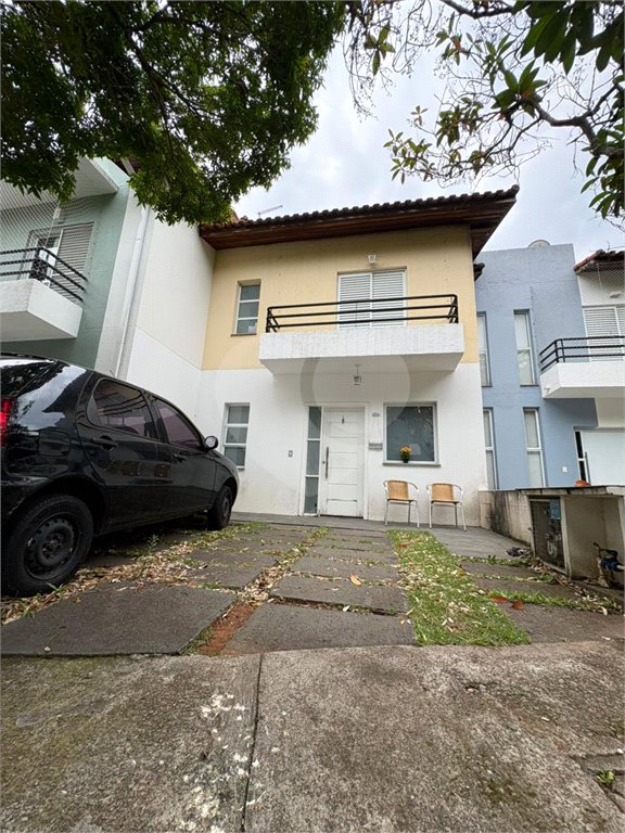 Casa à venda com 3 quartos, sendo 1 suíte, no condomínio New Village, Cotia - SP