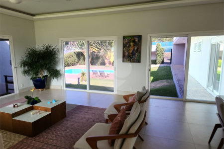 Casa à venda com 4 quartos, sendo 3 suítes, no condomínio Terras de Mont Serrat, Salto - SP