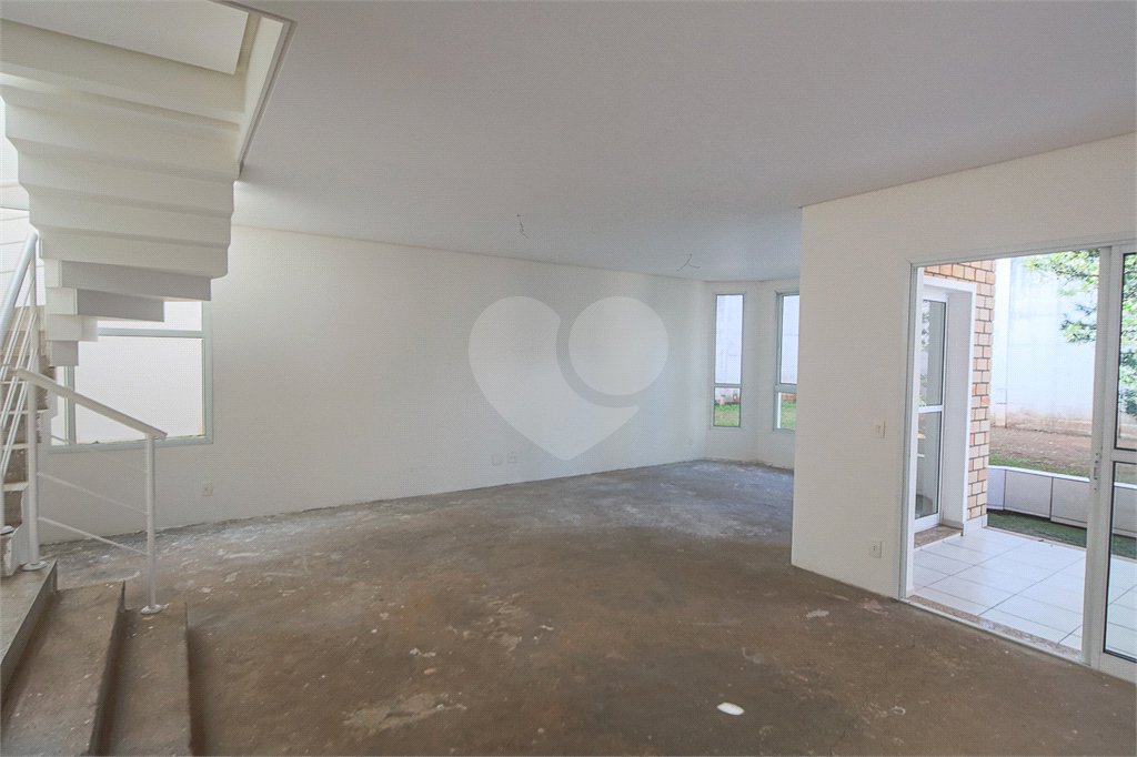 Casa à venda com 4 quartos, sendo 2 suítes, no condomínio Bristol Village, São Paulo - SP