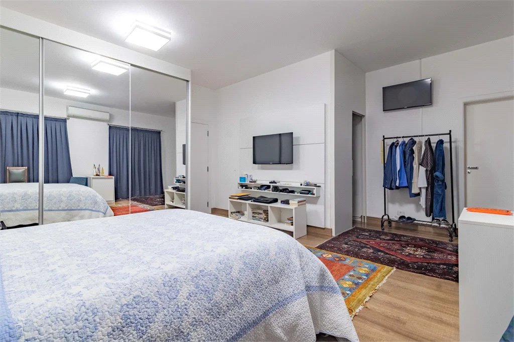 Casa à venda com 7 quartos, sendo 5 suítes, em Morumbi, São Paulo, SP