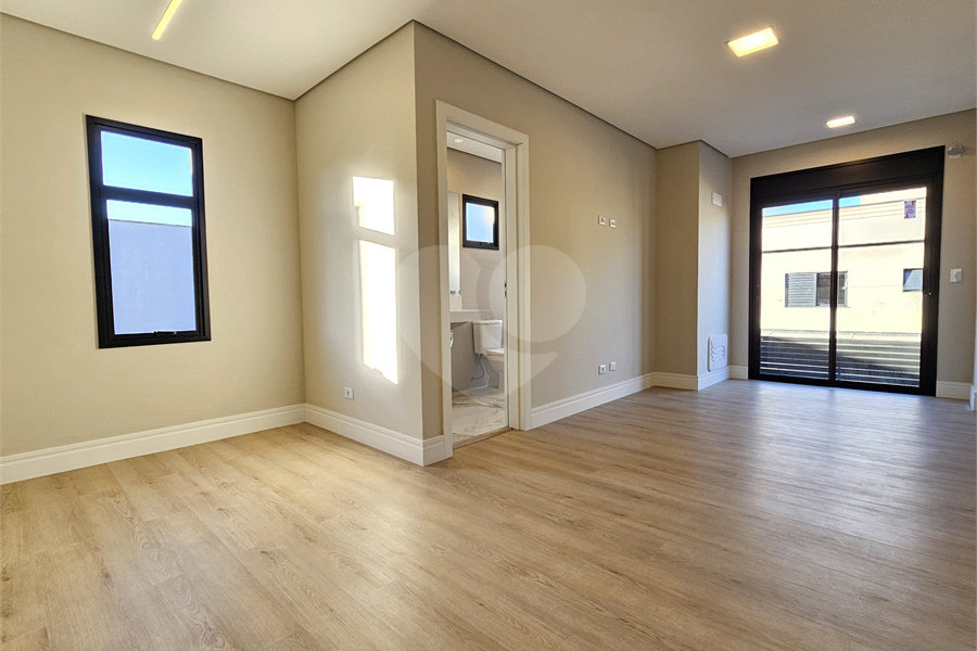 Casa à venda com 3 quartos, sendo 1 suíte,  no condomínio Villas do Jaguari, Santana de Parnaíba - SP