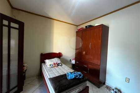 Casa à Venda na Rua Principal do Parque Fehr com Aquecedor Solar