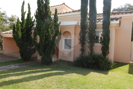 Casa à venda com 3 suítes no condomínio Recanto dos Paturis, Vinhedo - SP