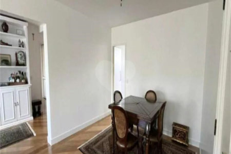 Apartamento à venda com 3 quartos, sendo 1 suíte, em Moema, São Paulo, SP