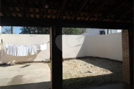 Casa Térrea com dormitórios, sendo 2 suítes.