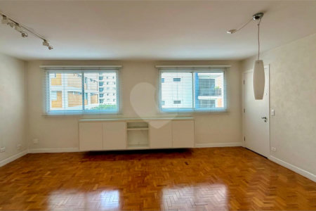 Apartamento à venda com 3 quartos, sendo 1 suíte, em Moema, São Paulo, SP
