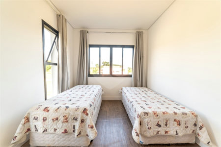 Casa à venda com 4 quartos, sendo 1 suíte, no condomínio Residencial Pinheiros do Lago, Alambari - SP