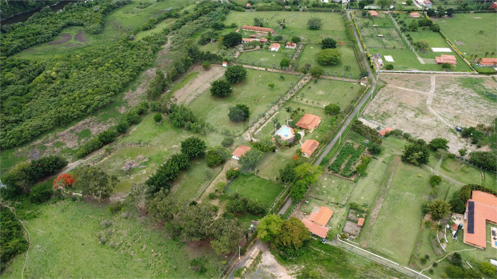 Casa à venda com 8 quartos, sendo 4 suítes, no condomínio Santa Filomena, Salto - SP