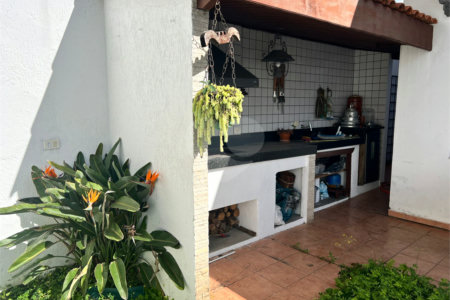 Casa à venda com 4 quartos, sendo 3 suítes, em Chácara Monte Alegre, São Paulo, SP