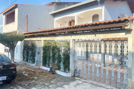 Sobrado à venda com 4 quartos, sendo 1 suíte, em Jardim Medina, Poá, SP