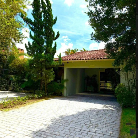 Casa à venda com 5 quartos, sendo 3 suítes,  em Jardim Leonor, São Paulo, SP