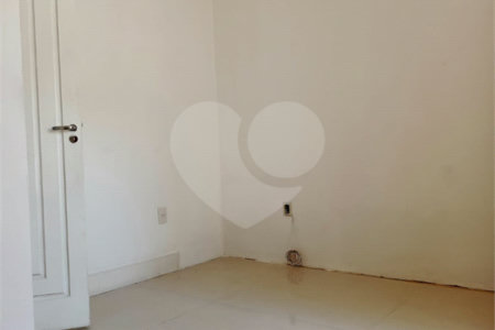 Casa à venda com 4 quartos, sendo 1 suíte, no condomínio Atlantico Sul, Rio de Janeiro - RJ
