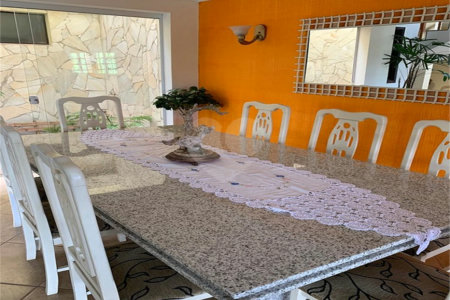 Sobrado à venda com 4 quartos, sendo 3 suítes,  no Centro, Jarinu, SP