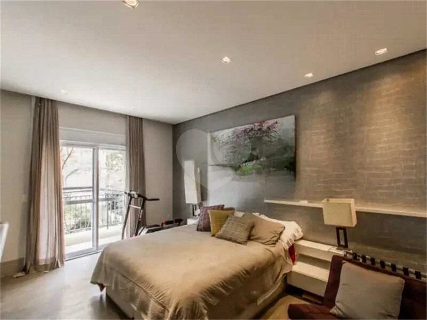 Apartamento de 306m² na melhor região de Moema, 3 suítes, 5 vagas, varanda gourmet, depósito, fora de rota