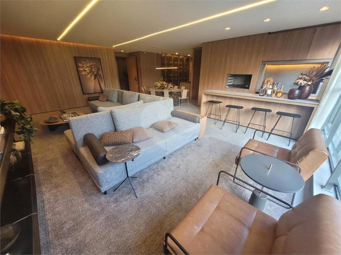 Apartamento na Mooca Vende de 4 dormitórios e 2 suítes ou com 3 suítes e sala ampliada, com área útil de 157,70 m², duas vagas de garagem.Condomínio Com lazer completo.Aceita e estuda Permuta.