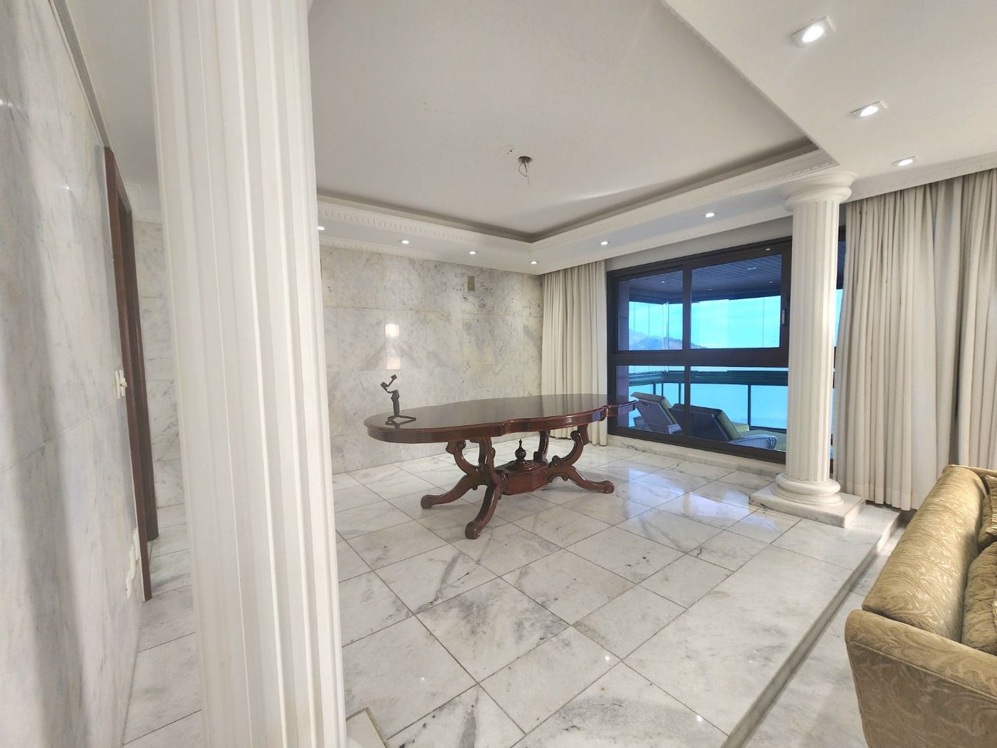 Apartamento Alto Padrão Frente Mar com 4 Dormitórios, 3 Suítes e 3 Vagas na Orla de Santos