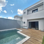 Casa NOVA com 03 suítes , piscina e condomínio com lazer completo!