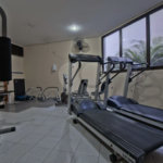 Linda cobertura Duplex om 3 dormitórios, sendo uma suíte com armários e ar condicionado e 2 vagas .