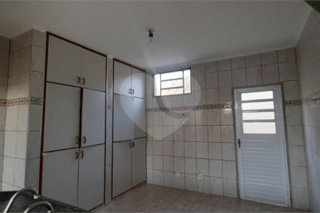 Casa térrea para venda, com 3 dormitórios, sendo 1 suíte.