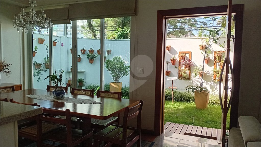 Sobrado à venda com 4 quartos, sendo 2 suítes,  em Vila Gilda, Santo André, SP