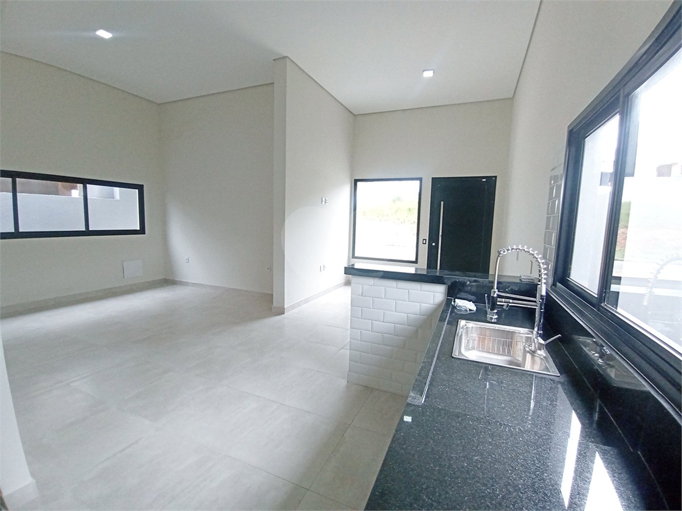 Casa à venda com 3 suítes no condomínio Reserva dos Jatobás, Louveira - SP