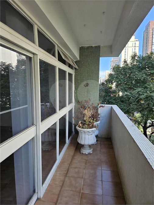 Apartamento à venda com 3 quartos, sendo 1 suíte,  em Itaim Bibi, São Paulo, SP