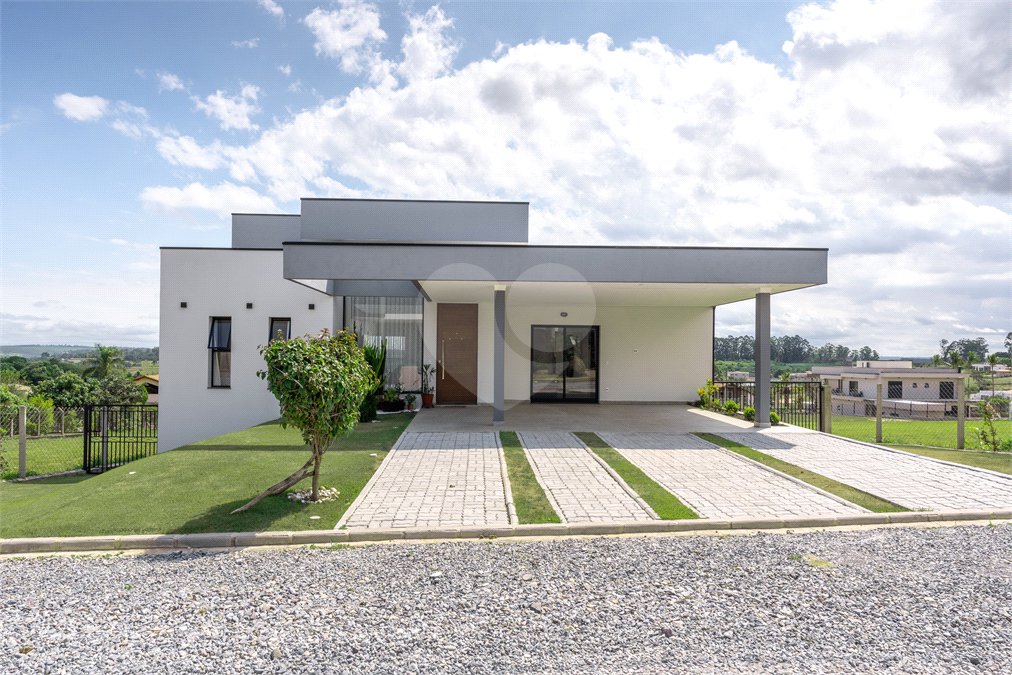 Casa à venda com 4 quartos, sendo 1 suíte, no condomínio Residencial Pinheiros do Lago, Alambari - SP