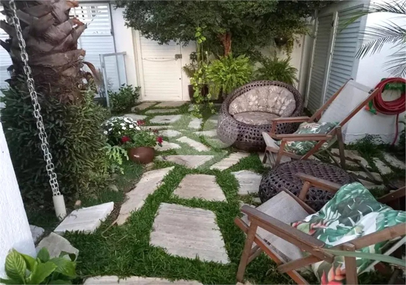 SOBRADO MOBILIADO DE 199,0 M² COM 02 SUITES, 04 VAGAS E PISCINA PARA VENDA NO JARDIM VIRGINIA BIANCA