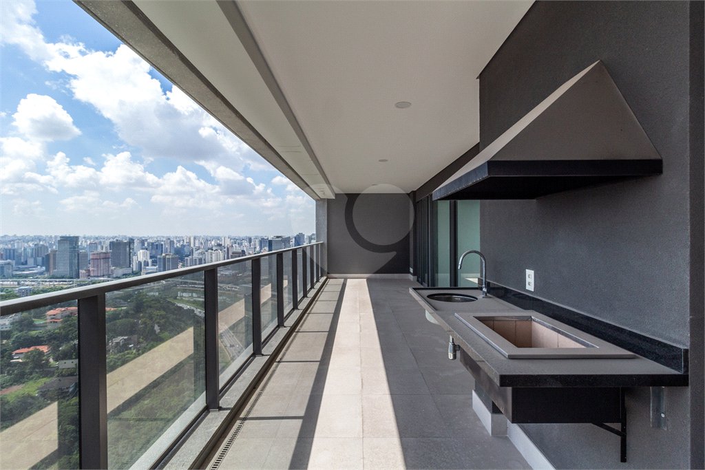 Apartamento à venda ou para alugar com 4 quartos, sendo 3 suítes, em Jardim Morumbi, São Paulo, SP
