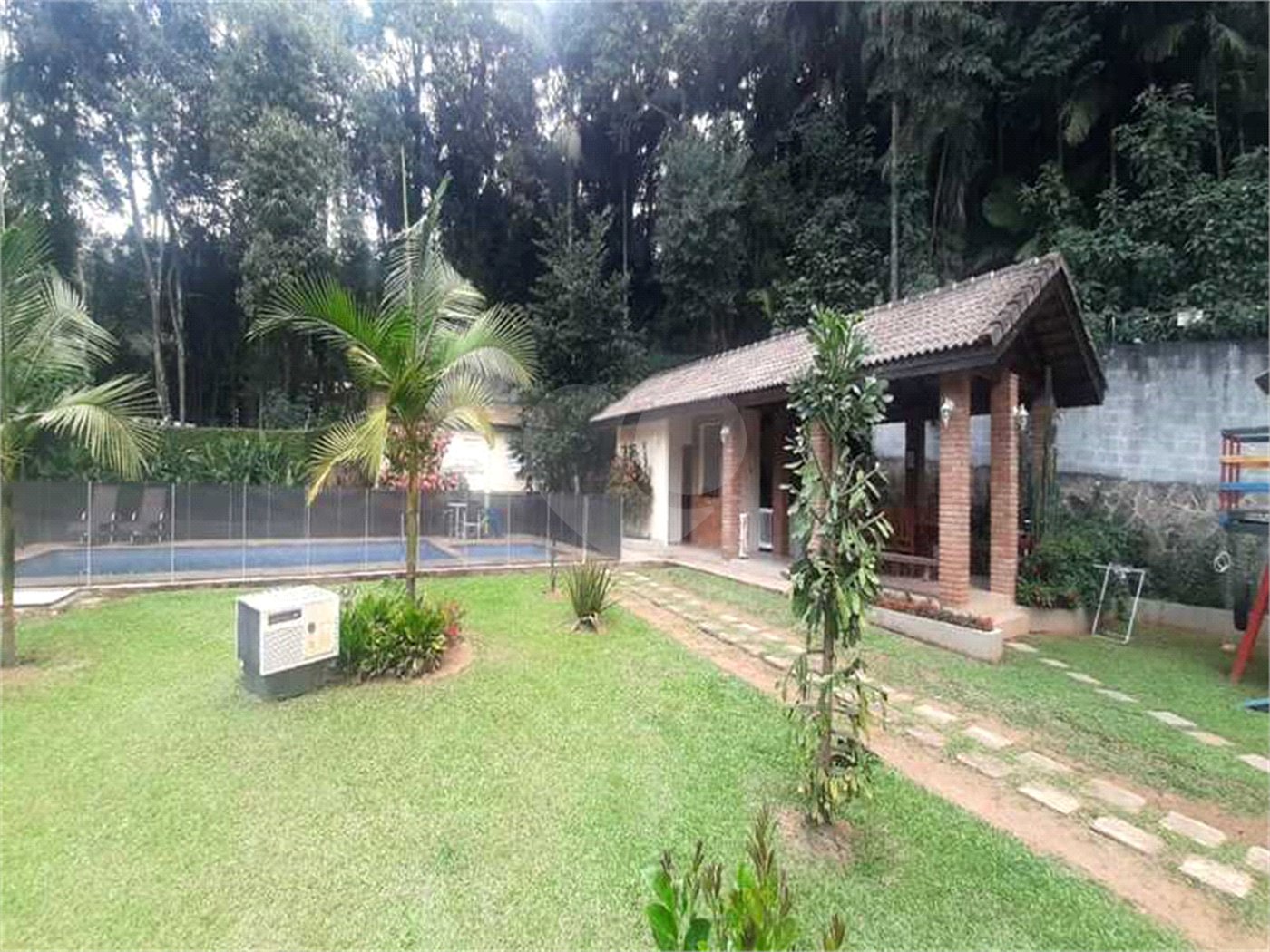 Sobrado à venda com 4 suítes em Serra da Cantareira, Mairiporã, SP
