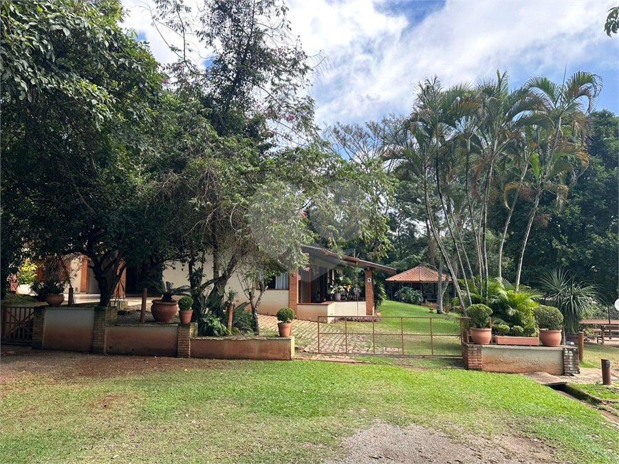 Casa à venda com 4 quartos, sendo 2 suítes,  no condomínio Chacara Marques, Santana de Parnaíba - SP