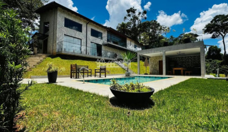 Casa à venda com 4 suítes no condomínio Portal Ouro Verde, Atibaia - SP