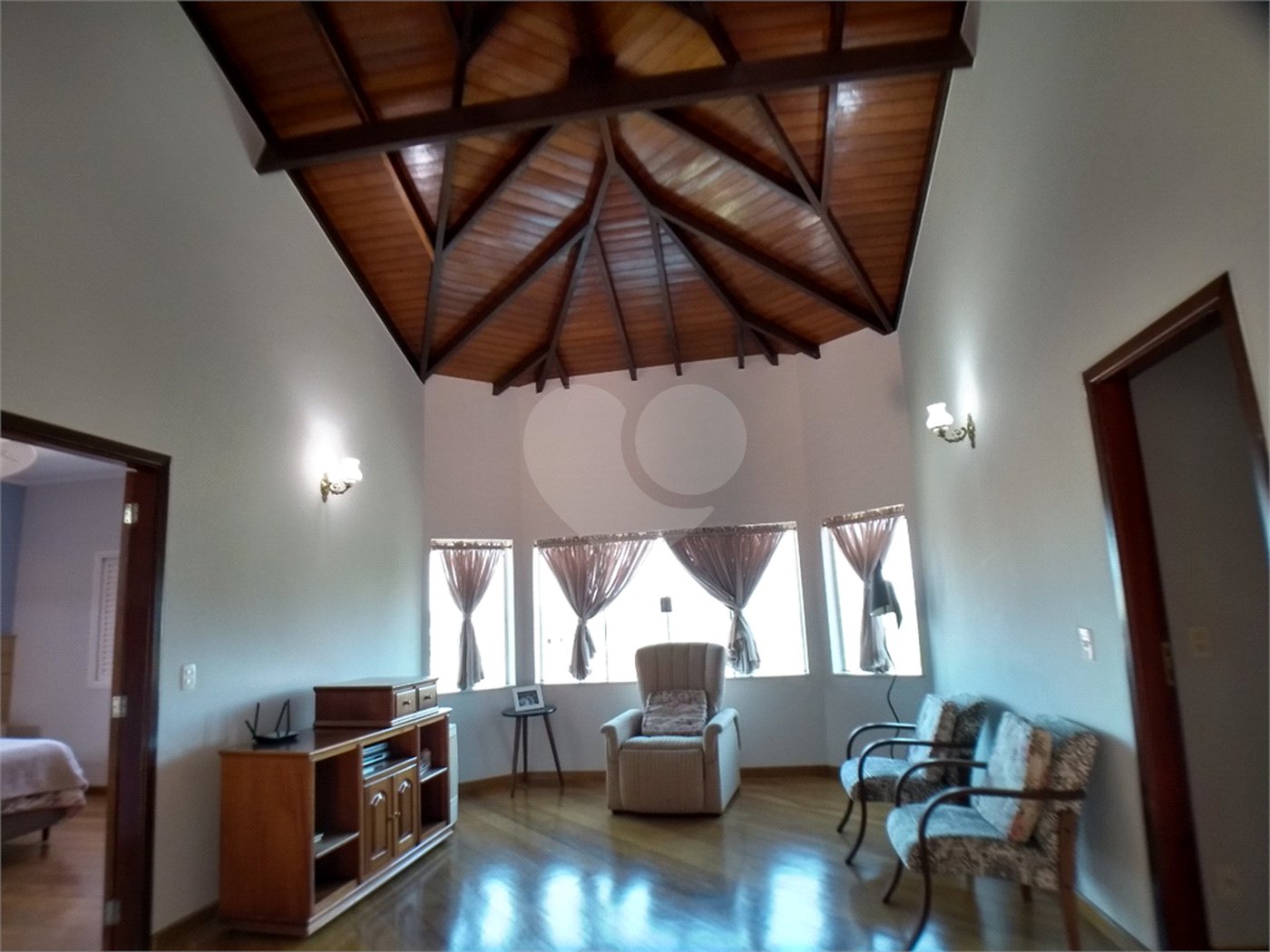 Casa à venda com 3 quartos, sendo 2 suítes,  no condomínio Vila Hípica I, Vinhedo - SP